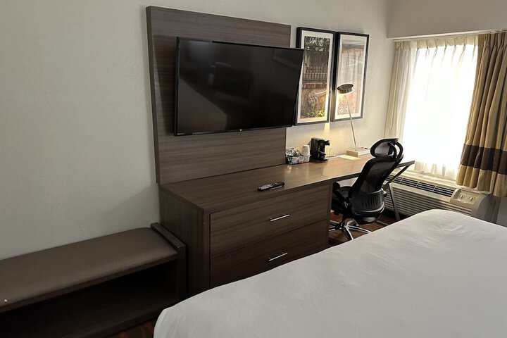 1 King Bed (5 of 12)