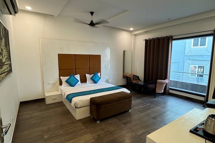 Room 6 of 30
