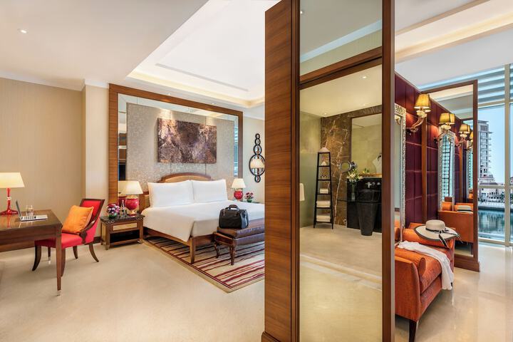 Room 16 of 80