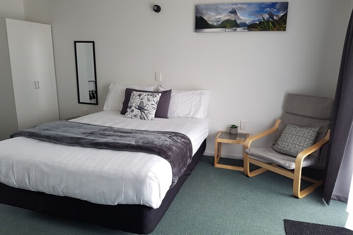 Room 6 of 28