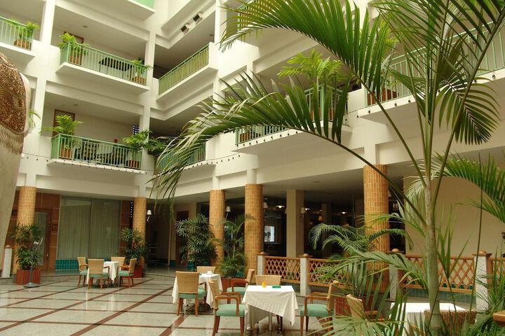 Hotel Exterior 40 of 41