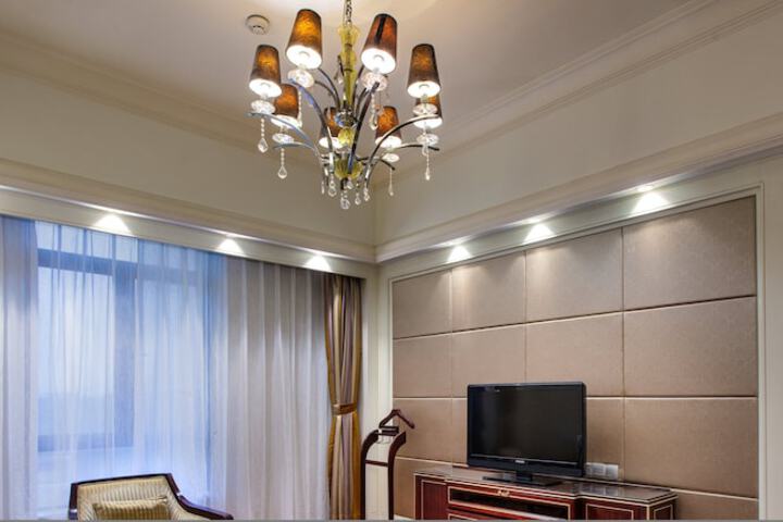 Lounge 43 of 76