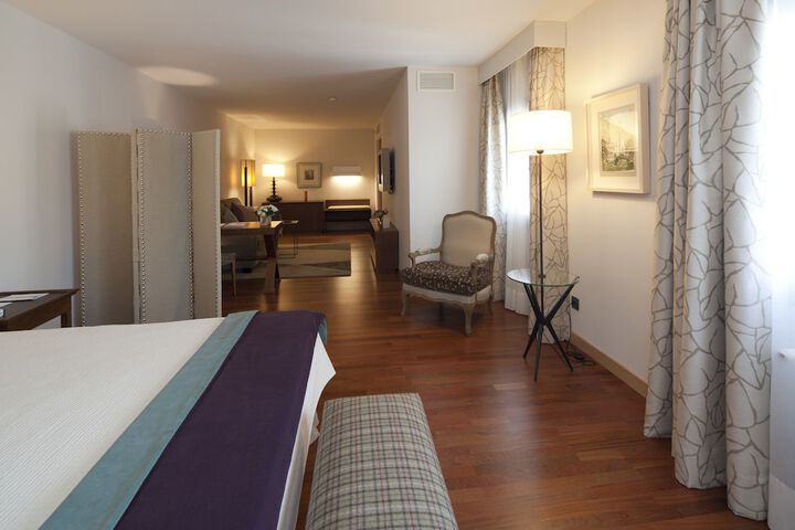 Room 12 of 37