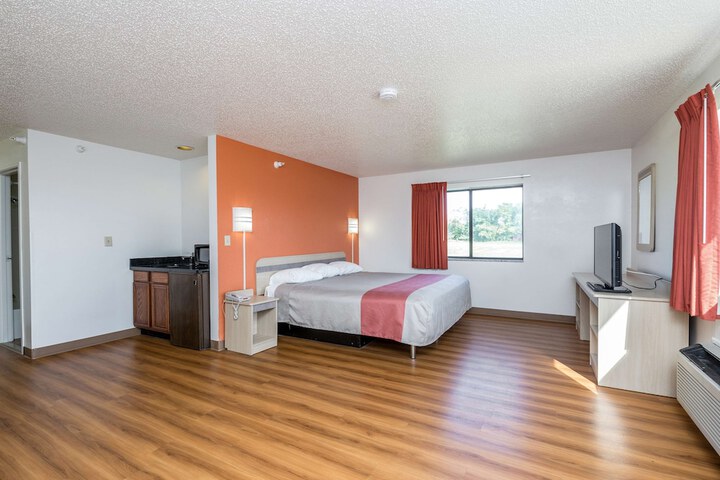 1 King Bed (2 of 17)
