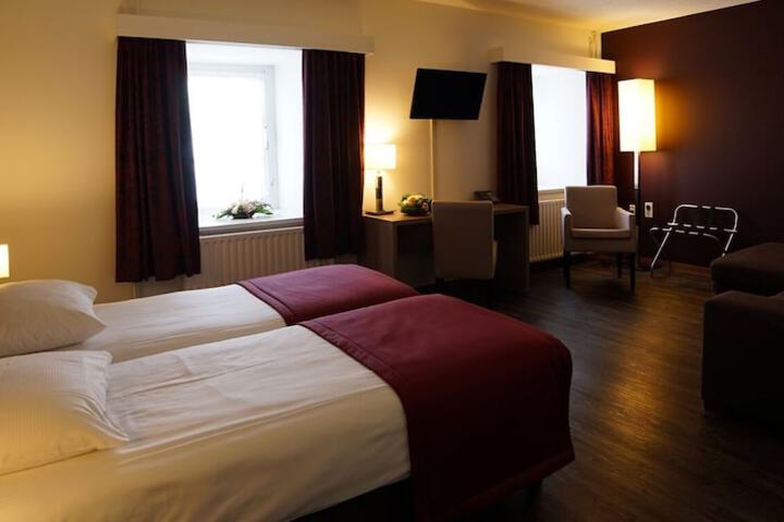 Room 2 of 32