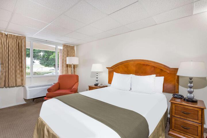 1 Queen Bed (4 of 7)