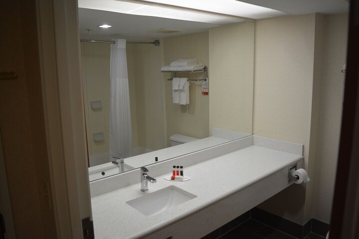 1 Queen Bed Mobility Accessible Studio Suite Bathtub with Grab Bars (26 of 28)
