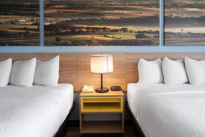 2 Queen Beds (7 of 9)