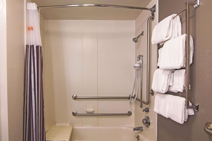 2 Double Beds Mobility Hearing Accessible Room Courtyard View (9 of 13)