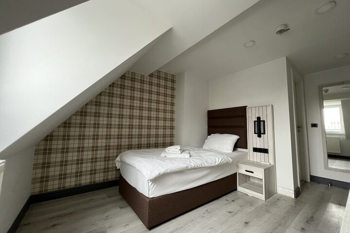 Room 9 of 23