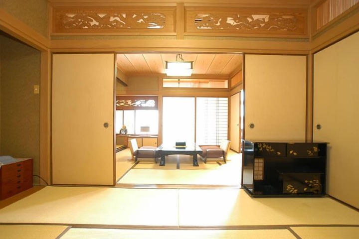 Room 5 of 38