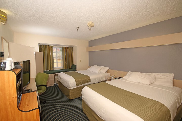 2 Queen Beds (16 of 17)