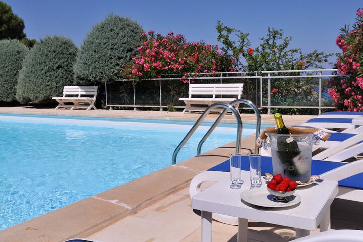 Hotel Pool