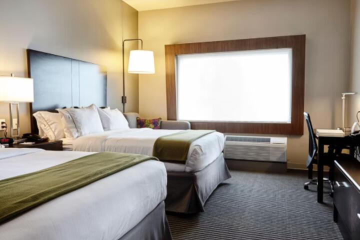 2 Queen Beds (6 of 12)