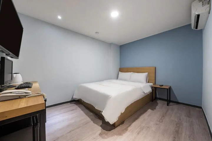 Room 6 of 17
