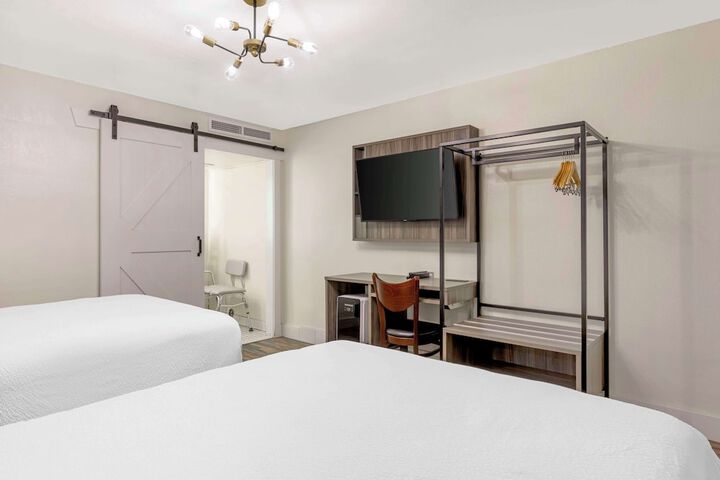 2 Double Beds Workspace (6 of 8)