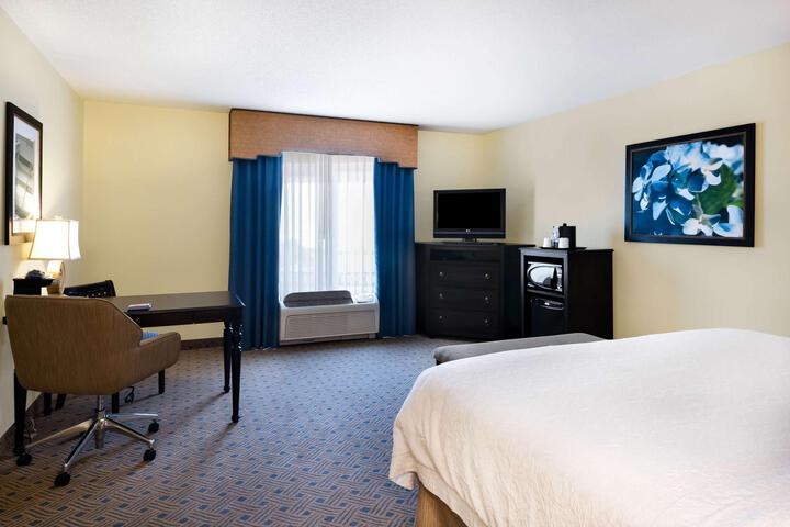 Studio Accessible King Size Bed (2 of 17)