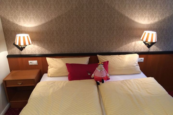 Room 7 of 102