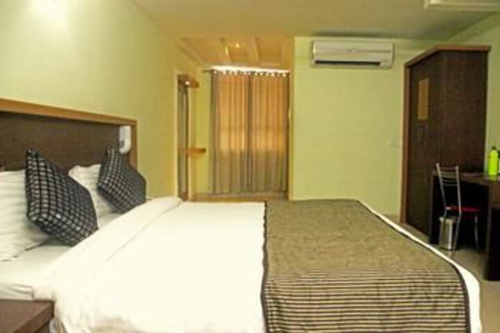 Room 6 of 12