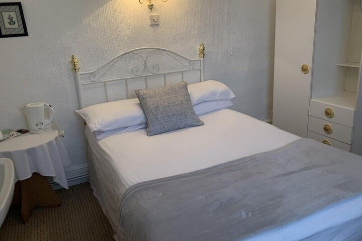 Room 4 of 40