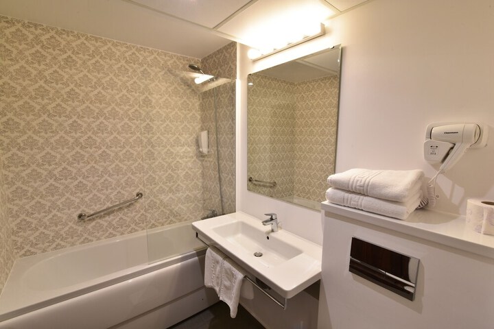 Room 28 of 36