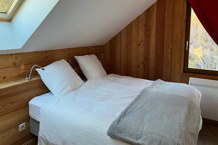 Room 4 of 40