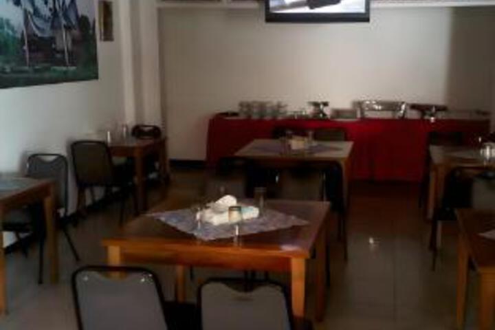 Dining 4 of 21