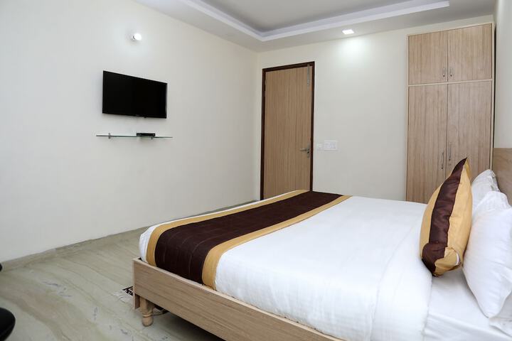 Room 8 of 19