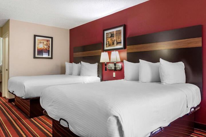 2 Double Beds High Speed Internet, Microwave, Refrigerator, Coffee Maker Iron Hair Full Breakfast (3 of 10)