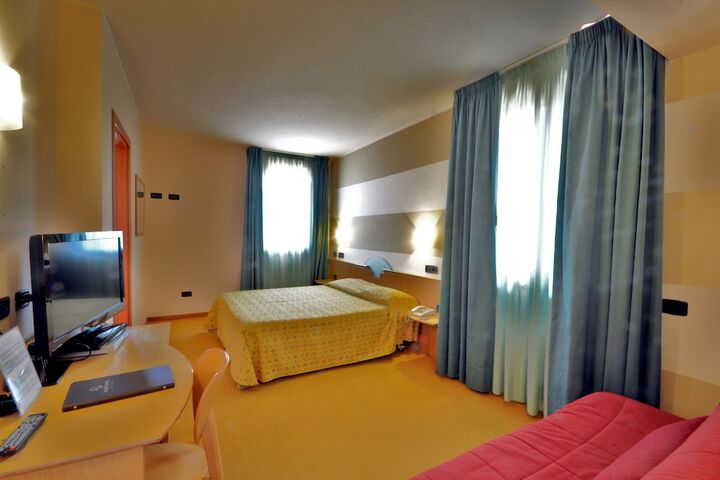 Room 13 of 30