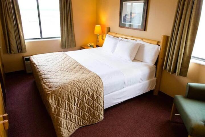 1 King Bed (6 of 8)