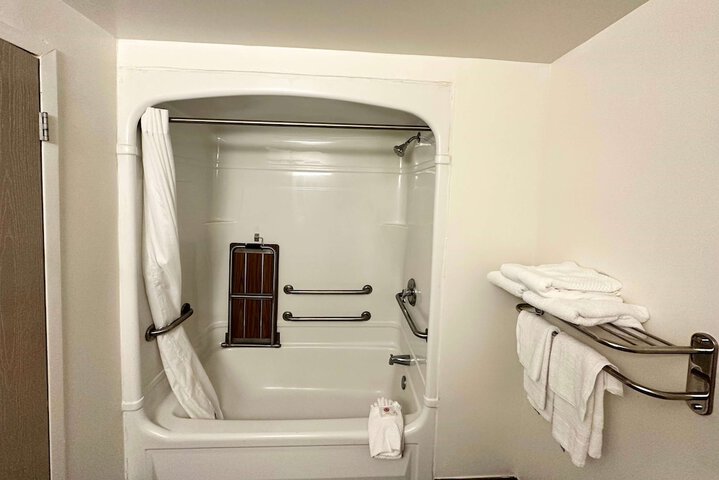 1 Queen Bed (8 of 13)