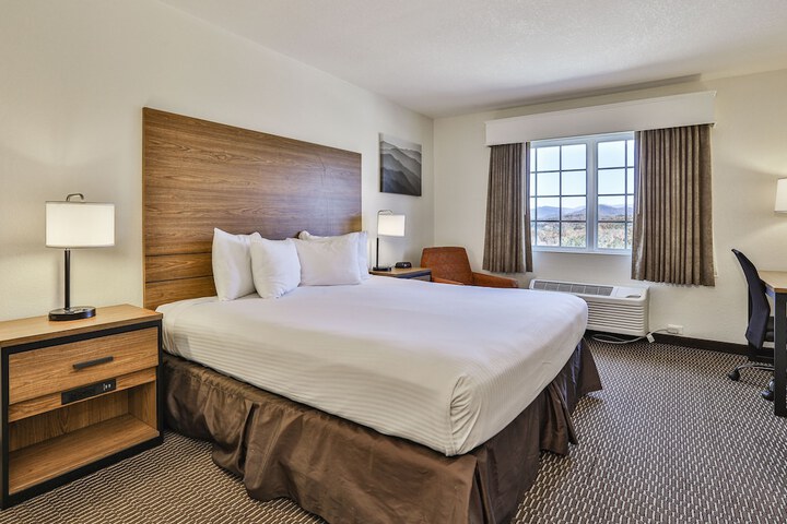 1 King Bed High Speed Internet Accessible Work Desk Coffee Maker Full Breakfast (1 of 15)
