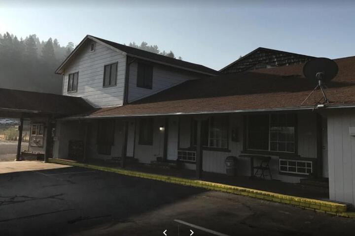 Exterior of Lone Pine Motel