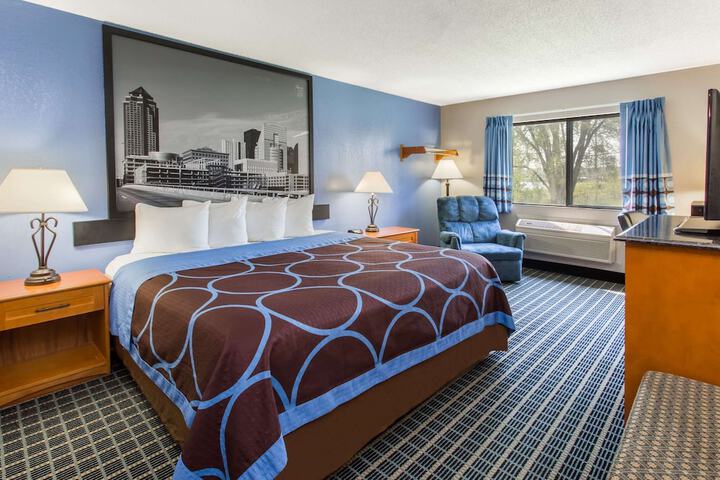 1 Queen Bed (1 of 12)