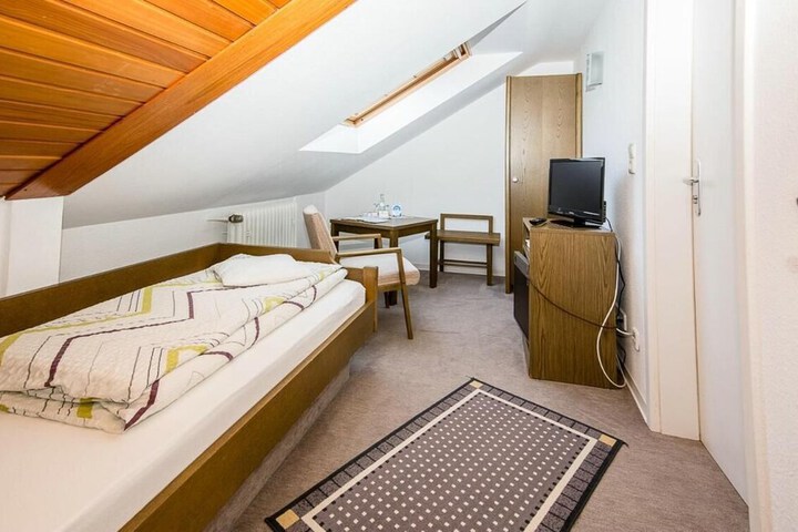 Room 10 of 37
