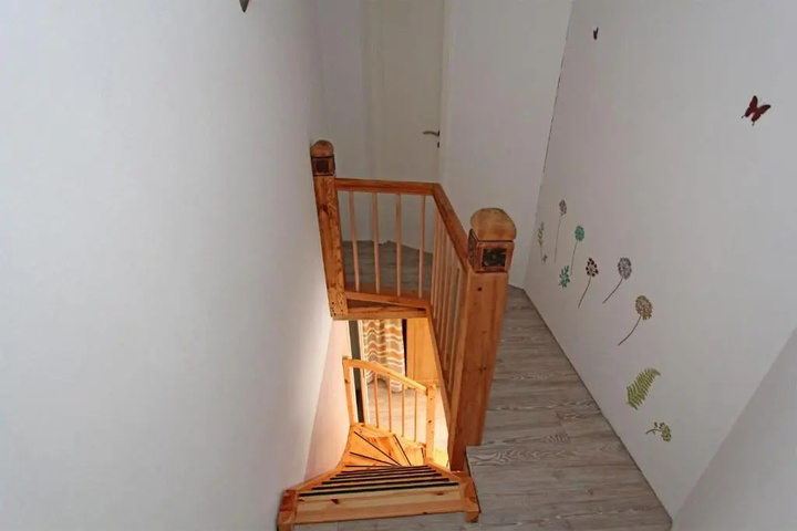 Room 8 of 11