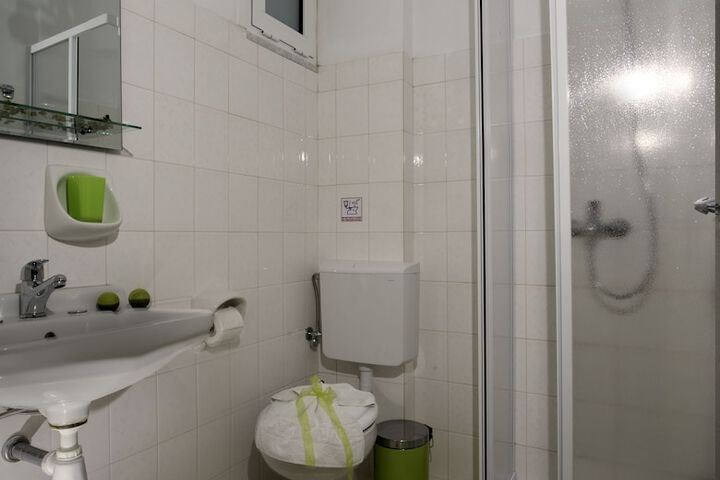 Room 13 of 23