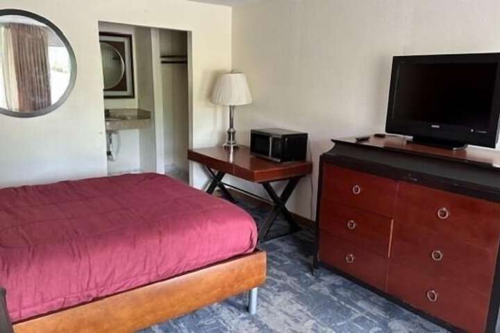 Basic Single Room (3 of 5)