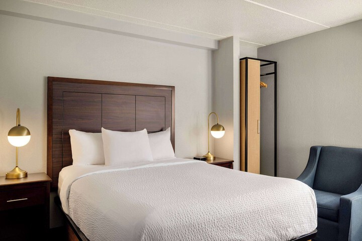 1 Queen Bed (10 of 10)