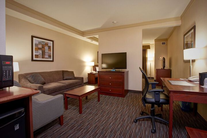 1 King Bed Gretzky Wing Microwave and Refrigerator Sofa Bed High Speed Internet Accessible Full Breakfast (15 of 33)