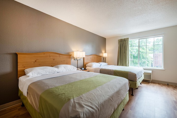 1 Queen Bed (4 of 14)