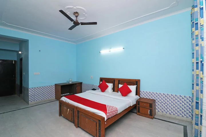 Room 6 of 9