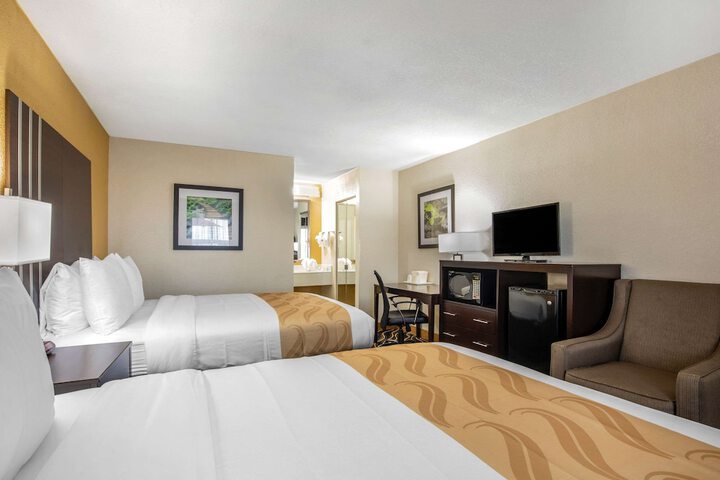 1 Queen Bed (14 of 15)