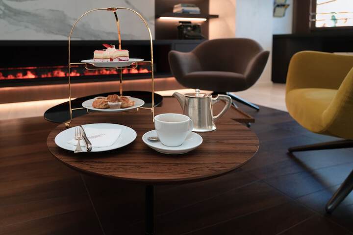 Lounge 37 of 52