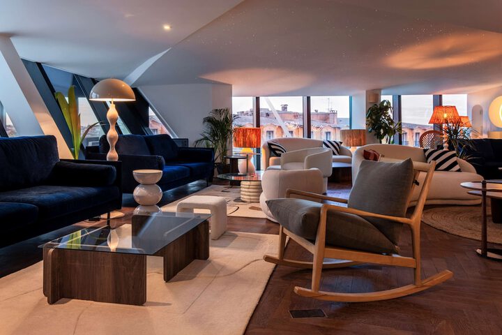 Lounge 34 of 49