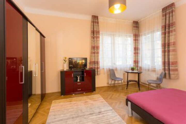 Room 5 of 11
