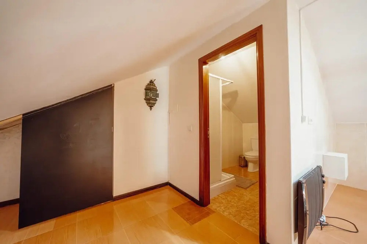 Room 9 of 18