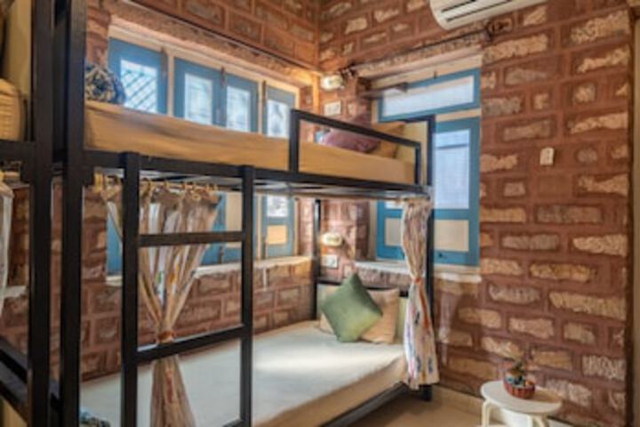 Room 40 of 189
