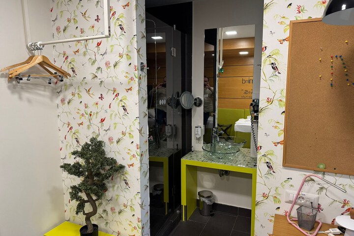 Room 10 of 25